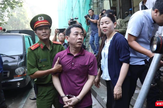 Bị cáo Nguyễn Minh Hùng đến tòa sáng 24/9 