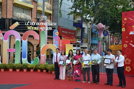 Lãnh đạo TP.HCM cắt băng khai mạc Lễ hội đường sách Tết Kỷ Hợi 2019