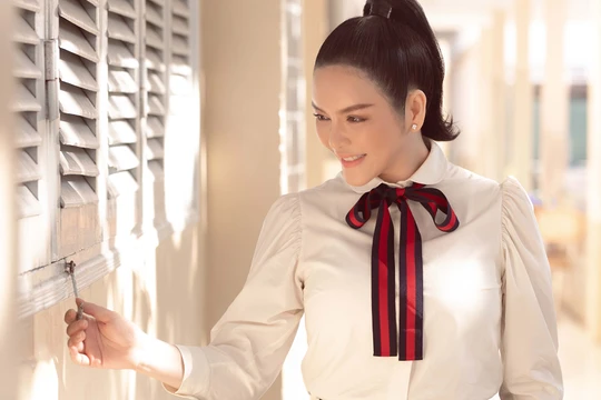 Người đẹp xúc động quay lại trường xưa 