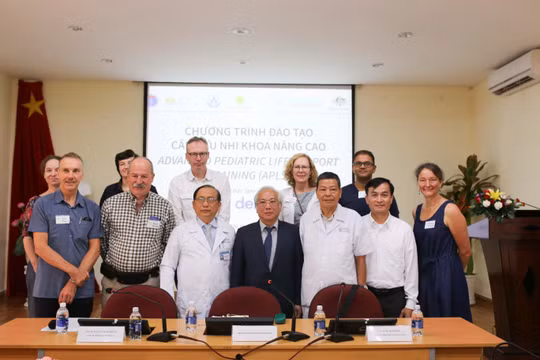 Các chuyên gia tại khóa đào tạo nâng cao năng lực cấp cứu Nhi khoa 