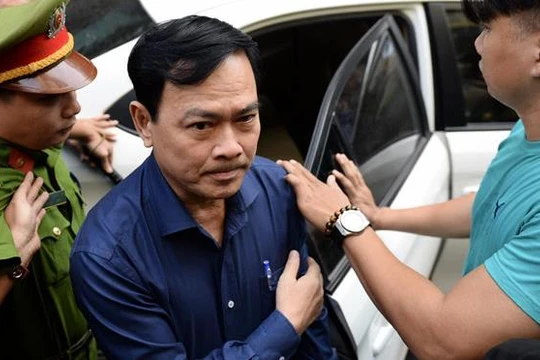 Mỗi lần đến tham dự phiên tòa, bị cáo Nguyễn Hữu Linh đều bị vây kín giữa rừng ống kính báo chí và người dân (Ảnh: Thuận Thắng)