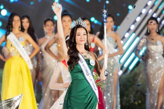 Hoa hậu Lương Thùy Linh vừa đăng quang đã vướng tin đồn mua giải do có mẹ giữ chức vụ cao tại Kho bạc Nhà nước tỉnh Cao Bằng