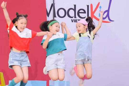 Bé Nguyễn Khánh Vân (con gái của cựu danh thủ Nguyễn Hồng Sơn) trong phần chụp hình cùng nhóm bạn 