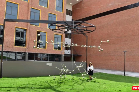 Nghệ sĩ Ly Hoàng Ly bên tác phẩm Public Art "Mật Mật Mật" được đặt trong khuôn viên trường EMASI Nam Long (TP.HCM) 