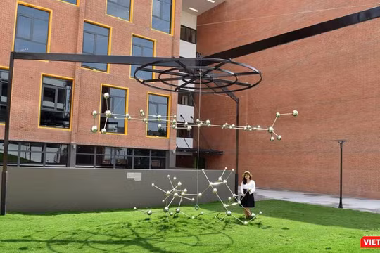 Nghệ sĩ Ly Hoàng Ly bên tác phẩm Public Art "Mật Mật Mật" được đặt trong khuôn viên trường EMASI Nam Long (TP.HCM) 