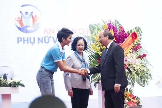 H' Hen Niê bắt tay Thủ tướng Nguyễn Xuân Phúc tại buổi lễ kêu gọi hành động vì phụ nữ và trẻ em gái 