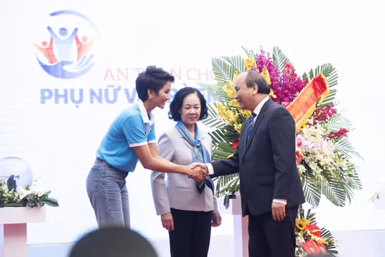 H' Hen Niê bắt tay Thủ tướng Nguyễn Xuân Phúc tại buổi lễ kêu gọi hành động vì phụ nữ và trẻ em gái 