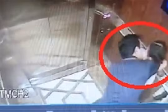 Gã đàn ông sàm sỡ bé gái trong thang máy