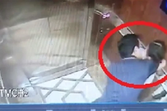 Gã đàn ông sàm sỡ bé gái trong thang máy