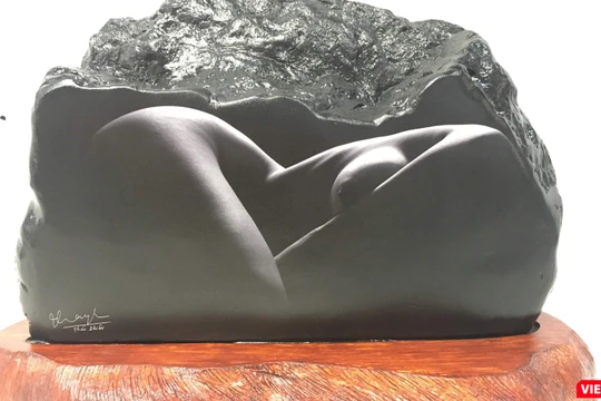 Một tác phẩm ảnh nude của Thái Phiên in lên đá đen 