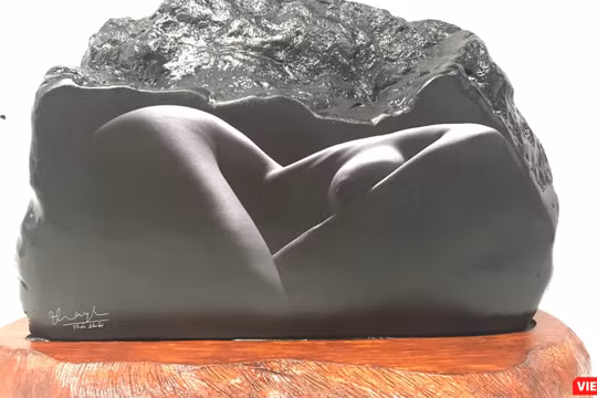 Một tác phẩm ảnh nude của Thái Phiên in lên đá đen 