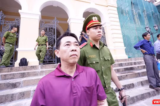 Bị cáo Nguyễn Minh Hùng – nguyên Chủ tịch HĐQT, TGĐ VN Pharma rời tòa sau phiên xử chiều 24/9