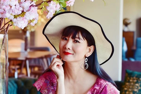 Bỏ qua những gánh nặng lo toan, NSƯT Mỹ Uyên đẹp bất chấp, đẹp không tuổi