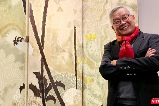 Nhà nghiên cứu mỹ thuật Ngô Kim Khôi bên bức tranh của họa sĩ Lê Văn Đệ vừa bán thành công với giá hơn 9,3 tỷ đồng