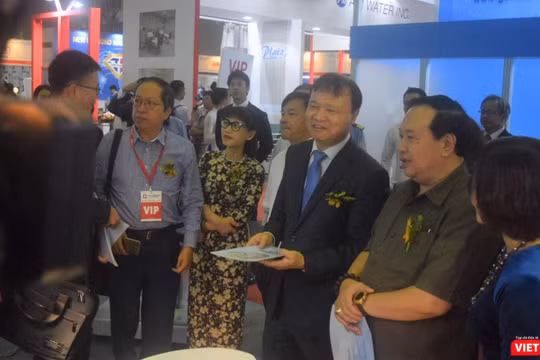 Ông Trương Quốc Cường – Thứ trưởng Bộ Y tế tham quan các gian hàng tại triển lãm 