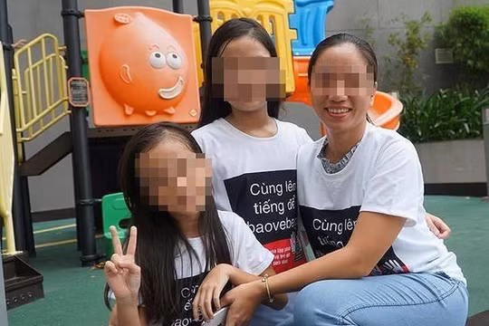 Cư dân Galaxy 9 mặc đồng phục chống xâm hại tình dục và ký đơn đề nghị khởi tố ông Linh - Ảnh: Lê Nam 