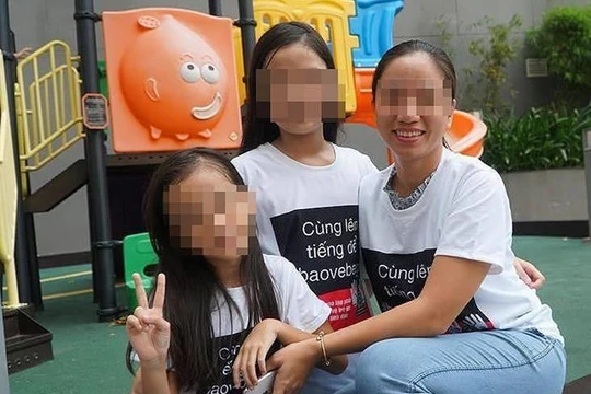 Cư dân Galaxy 9 mặc đồng phục chống xâm hại tình dục và ký đơn đề nghị khởi tố ông Linh - Ảnh: Lê Nam 