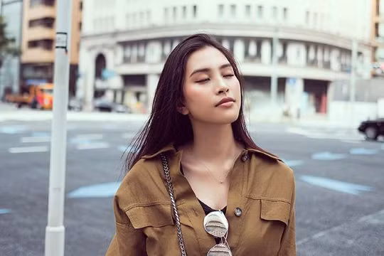 Hoa hậu Tiểu Vy đầy mạnh mẽ, cá tính với thời trang street style