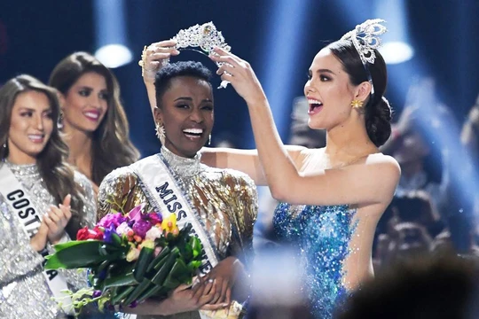 Tân Hoa hậu Hoàn vũ thế giới 2019 trong khoảnh khắc đăng quang 