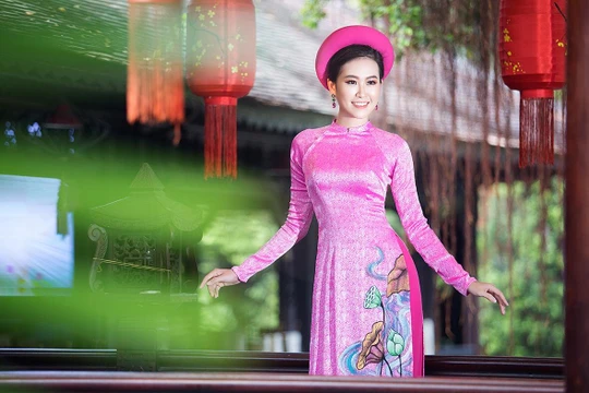 Trần Đình Thạch Thảo - Á hậu Phụ nữ Việt Nam 2017 xinh lung linh trong các mẫu áo dài của nhà thiết kế Việt Hùng