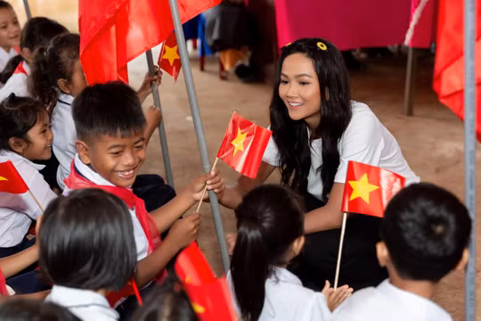 Các em học sinh vui mừng đón người chị đã mang vinh quang về cho vùng đất Tây Nguyên nắng gió 