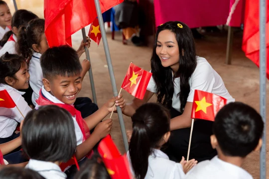 Các em học sinh vui mừng đón người chị đã mang vinh quang về cho vùng đất Tây Nguyên nắng gió 