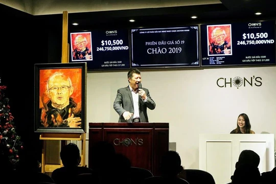 Phiên đấu giá cuối tháng 12/2018 do bình luận viên Quang Huy điều hành 