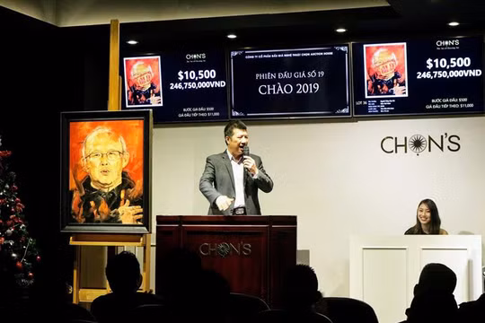 Phiên đấu giá cuối tháng 12/2018 do bình luận viên Quang Huy điều hành 