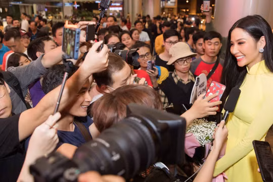 Hoàng Thùy đã đáp chuyến bay xuống sân bay Tân Sơn Nhất đêm qua sau thành tích Top 20 tại Miss Universe 2019