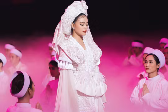 Hoàng Thùy Linh xuất hiện trong MV "Tứ Phủ" vừa ra mắt tối qua 8/8 