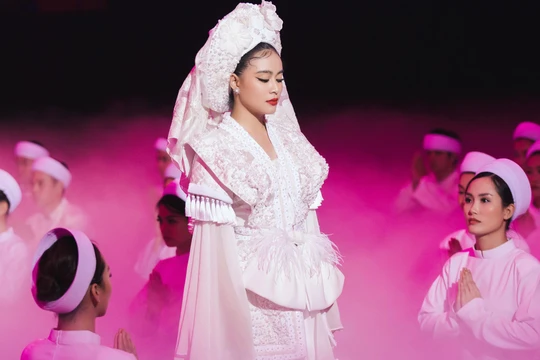 Hoàng Thùy Linh xuất hiện trong MV "Tứ Phủ" vừa ra mắt tối qua 8/8 