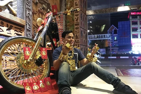 Xuất hiện trên mạng, được gọi là "người đeo nhiều vàng nhất Việt Nam", Phúc XO vừa bị bắt vì cung cấp ma túy 