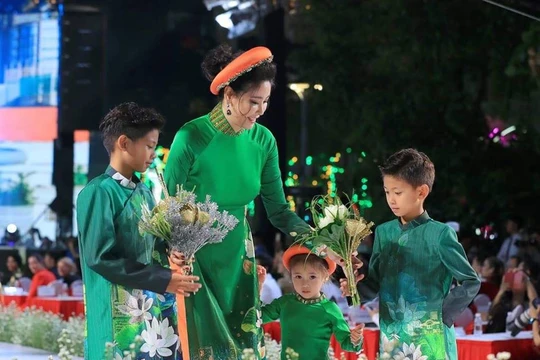 Hoa hậu Hà Kiều Anh trình diễn cùng ba con tại Lễ hội Áo dài 2019 