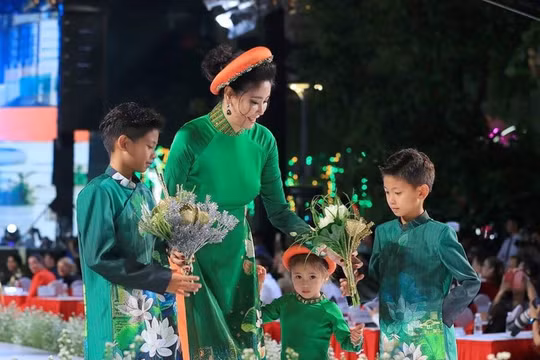 Hoa hậu Hà Kiều Anh trình diễn cùng ba con tại Lễ hội Áo dài 2019 