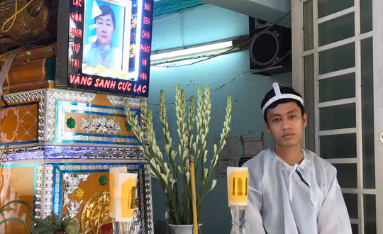 Con trai bệnh nhân Nguyễn Thị Trí đau buồn mất đi thân nhân sau 4 giờ nằm trong phòng cấp cứu 