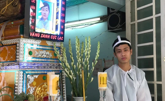 Con trai bệnh nhân Nguyễn Thị Trí đau buồn mất đi thân nhân sau 4 giờ nằm trong phòng cấp cứu 