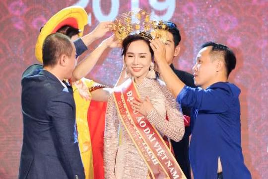 NTK Việt Hùng - Trưởng BTC chương trình trao vương miện cho Trương An Xinh, quán quân Đại sứ Áo dài 2019 bảng Quý bà 