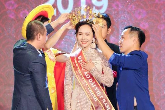 NTK Việt Hùng - Trưởng BTC chương trình trao vương miện cho Trương An Xinh, quán quân Đại sứ Áo dài 2019 bảng Quý bà 