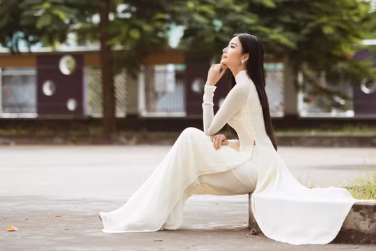 Á hậu Hoàng Thùy tha thướt như nữ sinh thả dáng trên sân trường 