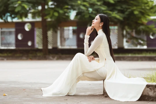 Á hậu Hoàng Thùy tha thướt như nữ sinh thả dáng trên sân trường 