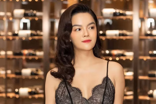 Ca sĩ Phạm Quỳnh Anh, vợ cũ của ông bầu "mát tay" Quang Huy, nhưng chỉ mát tay với người khác, chứ không phải với vợ. 