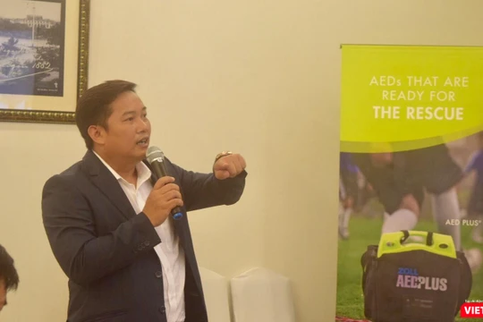 Đại diện một đơn vị nói về các thiết bị y tế thế hệ mới sẽ được trưng bày tại triển lãm