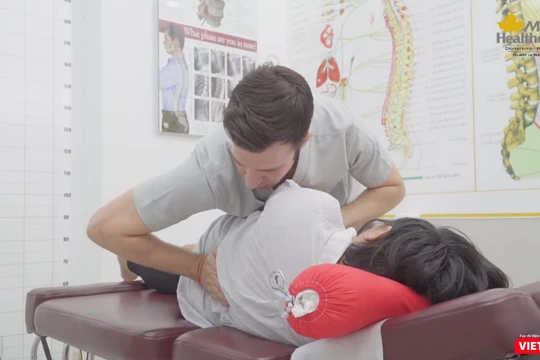 Bác sĩ tại Maple Healthcare (TP.HCM) trị liệu thần kinh cột sống cho mẹ bầu