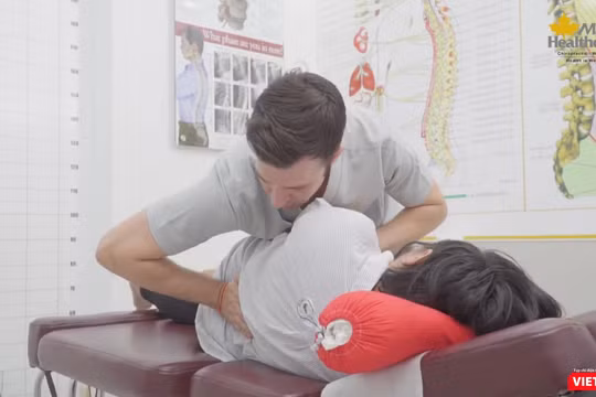 Bác sĩ tại Maple Healthcare (TP.HCM) trị liệu thần kinh cột sống cho mẹ bầu