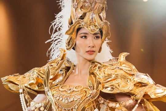 Á hậu Hoàng Thùy học để thể hiện thần thái của một beauty queen