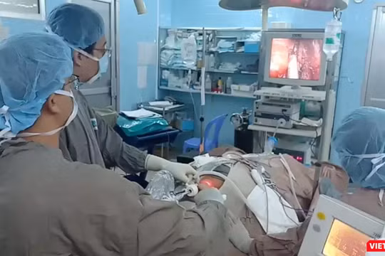 Ca phẫu thuật nội soi cắt u tuyến giáp qua ngả miệng tại BV Ung bướu TP.HCM