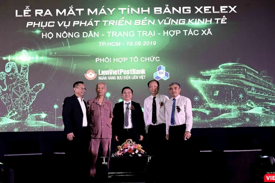 Ông Nguyễn Minh Hồng - Chủ tịch Hội Truyền thông số Việt Nam tham dự Lễ ra mắt máy tính bảng dành cho nông dân.