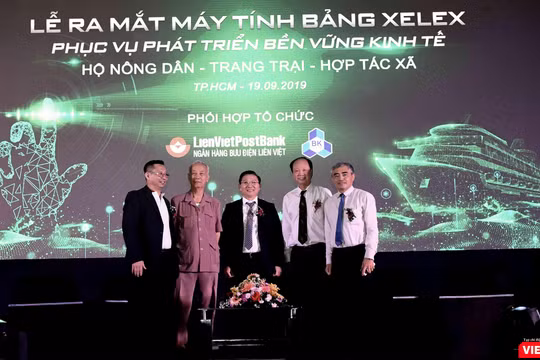 Ông Nguyễn Minh Hồng - Chủ tịch Hội Truyền thông số Việt Nam tham dự Lễ ra mắt máy tính bảng dành cho nông dân.