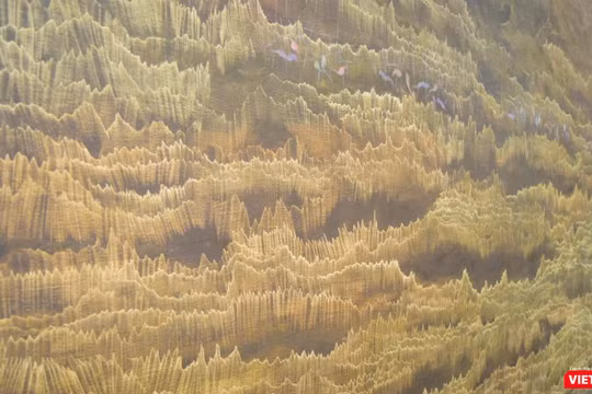 Bức "Trừu tượng 28" (khổ: 500x200), họa sĩ Đỗ Chung sáng tác năm 2018 