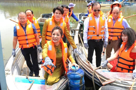Công chúng bất ngờ với hình ảnh diễn viên – nghệ sỹ hài Thúy Nga đi xuồng dọc kênh Thị Nghè vớt rác thải nhựa